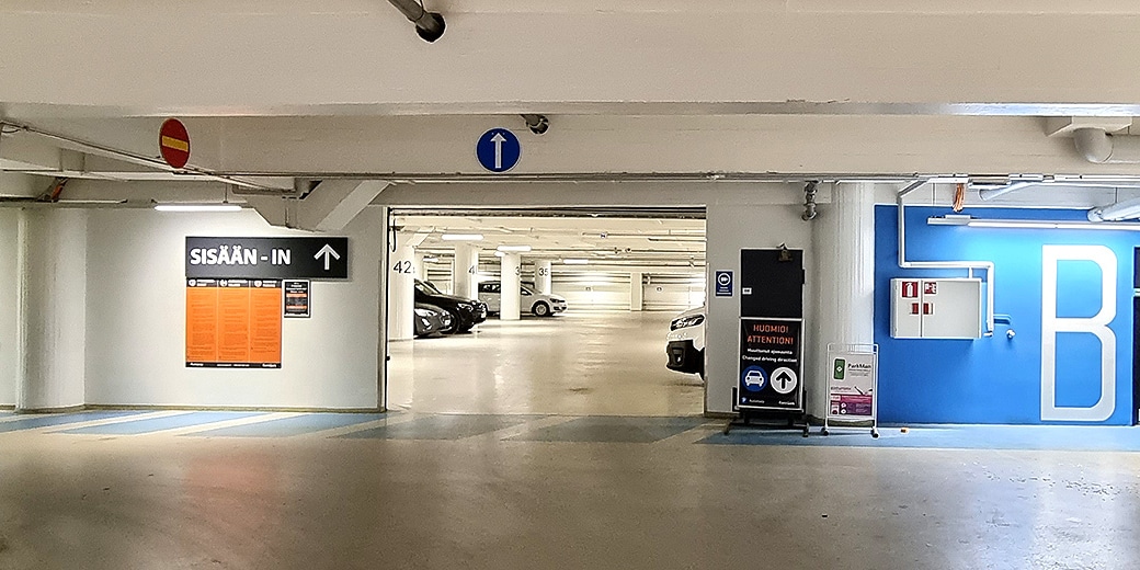 P-Autotalo Helsinki, parkkihallin sisäänajo sisäpuolelta