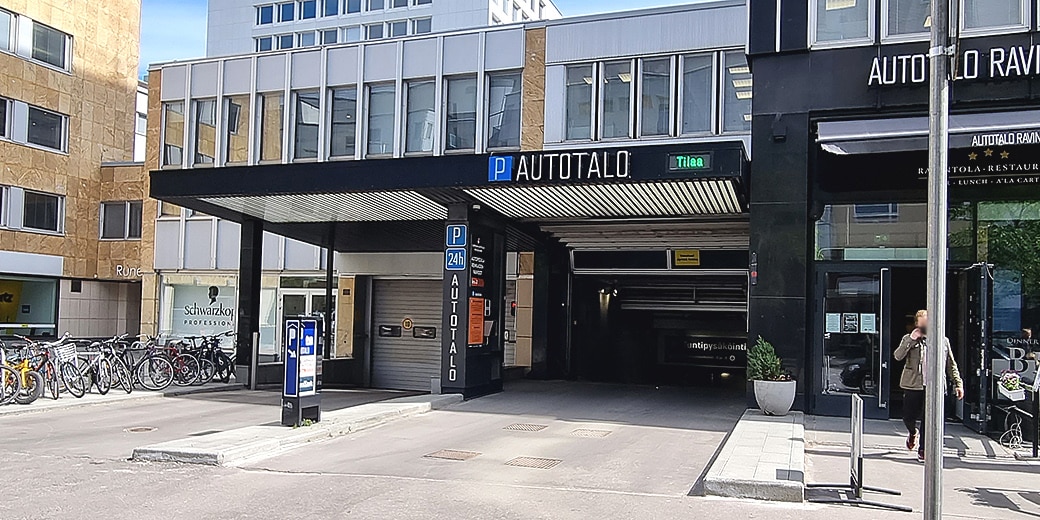 P-Autotalo Helsinki, sisäänajo parkkihalliin liiketilarakennuksen seinämältä, lipan alta