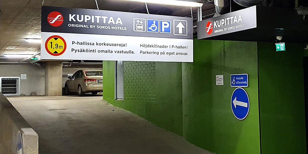 P-Intelligate Turku, ylempi taso pysäköintihallissa ja kyltti, jossa varoitetaan parkkihallin korkeuseroista