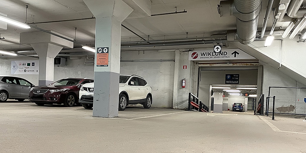 P-Wiklund halli Turku, autoja parkkihallissa