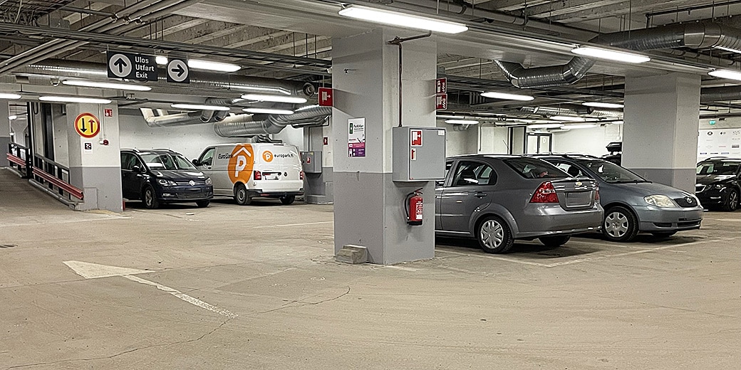 P-Wiklund halli Turku, autoja parkkihallissa