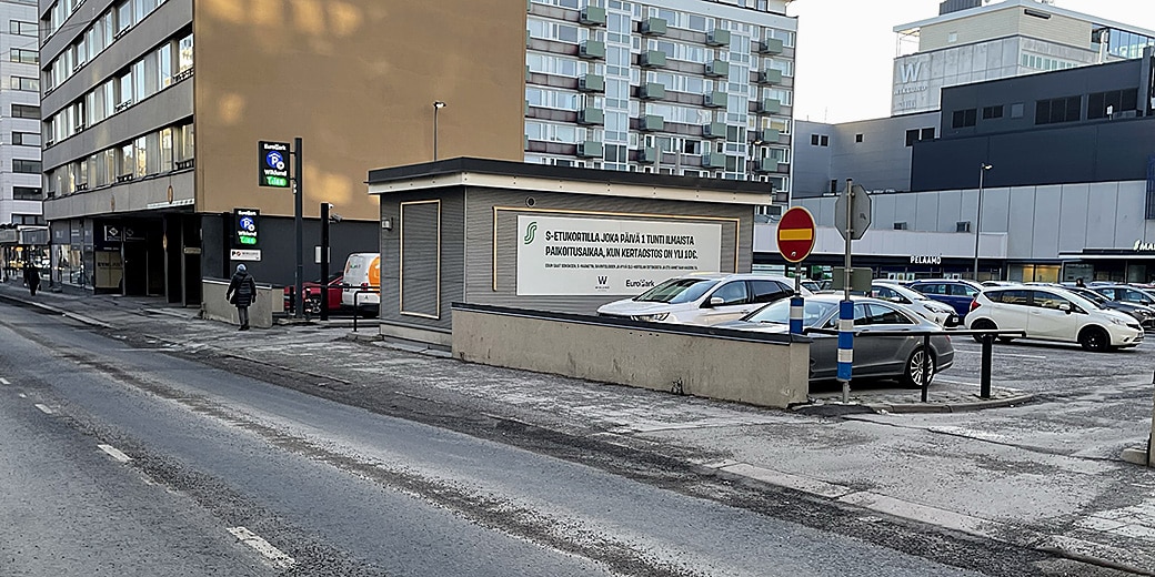 P-Wiklund Turku, Brahenkatu ja näkymää parkkialueelle