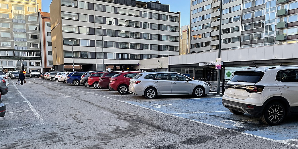 P-Wiklund Turku, autoja piha-alueen parkkipaikalla kadun suuntaan katsottuna