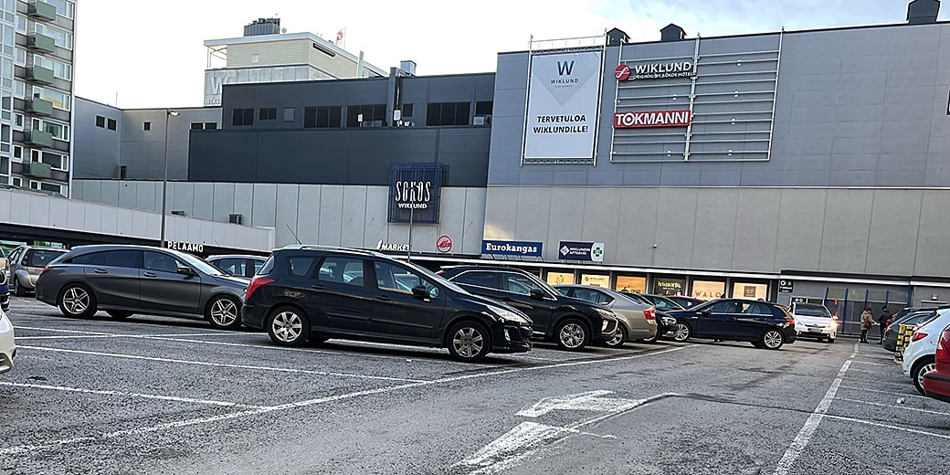 P-Wiklund Turku, autoja piha-alueen parkkipaikoilla ja taustalla tavaratalo Wiklun