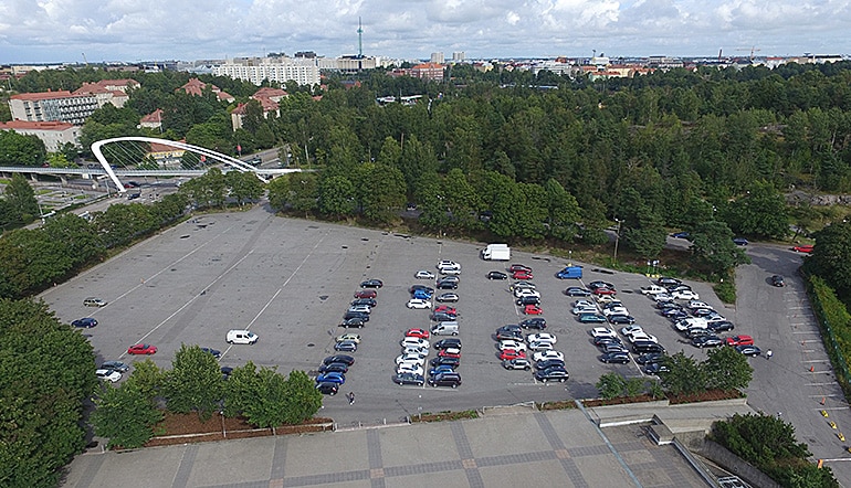 P-Helsingin jäähalli, ilmakuva puiden ympäröimästä parkkipaikasta