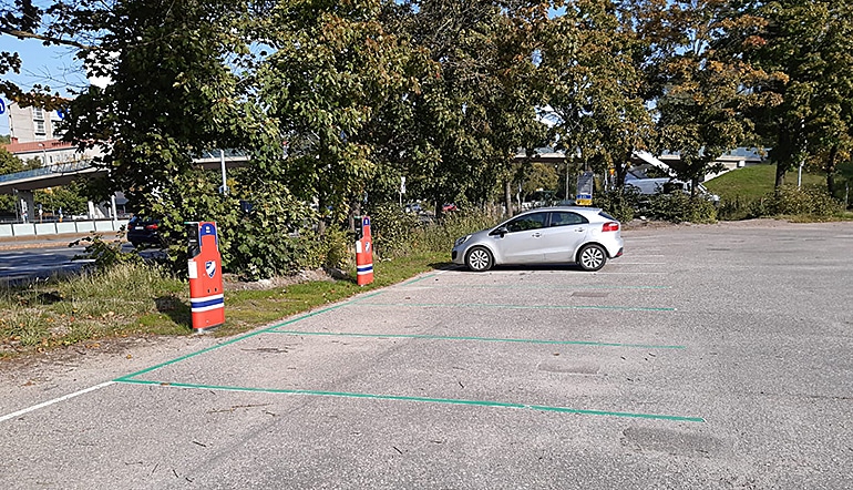 P-Helsingin jäähalli, yksityiskohta asfaltoidulta parkkialueelta, sähköautojen latauspaikoilta