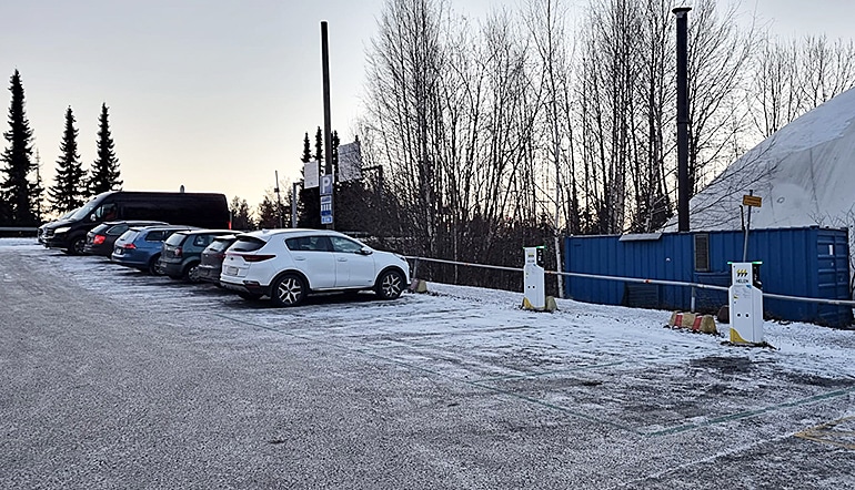 P-Malmin jäähalli Helsinki, sähköautopaikat talvisella pysäköintialueella