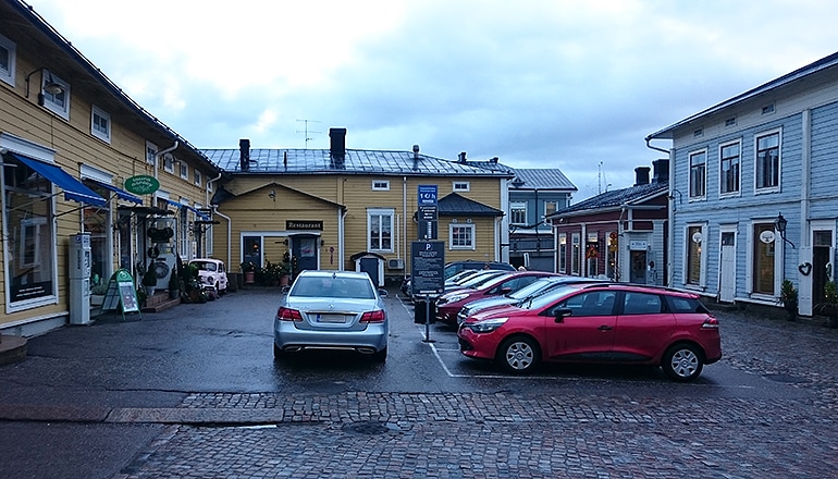 P-Åborg Porvoo, autoja asfaltoidulla parkkipaikalla puutalojen keskellä vanhassa kaupungissa