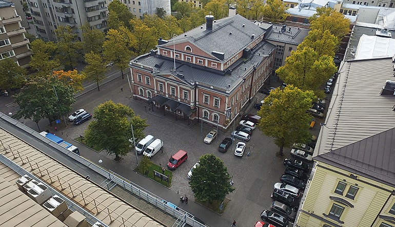 P-Aleksanterinteatteri Helsinki, ilmakuvassa teatterirakennus, jota ympäröi asfaltoitu parkkialue