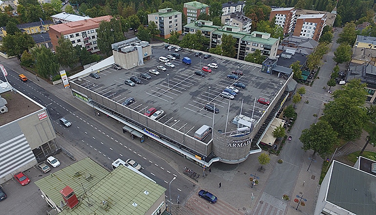 P-Armada Lappeenranta, ilmakuvassa pysäköintialue ostoskeskuksen katolla kaupunkimaisemassa