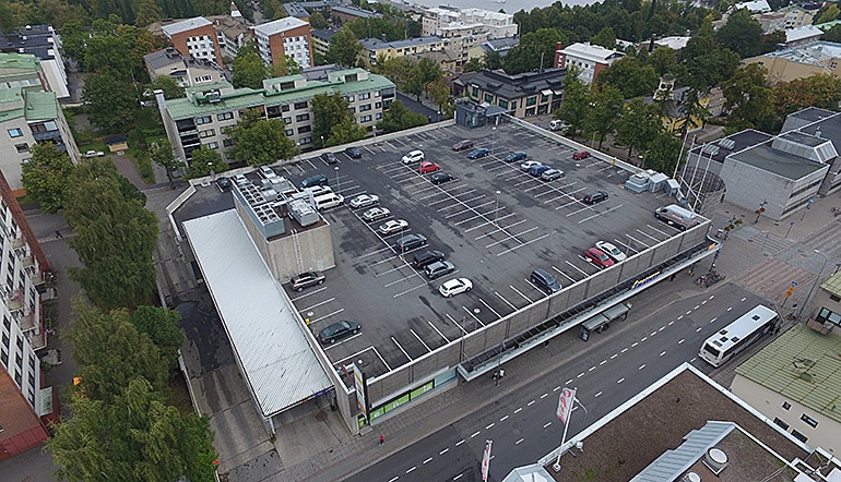 P-Armada Lappeenranta, ilmakuvassa parkkipaikka ostoskeskuksen katolla kaupunkimaisemassa