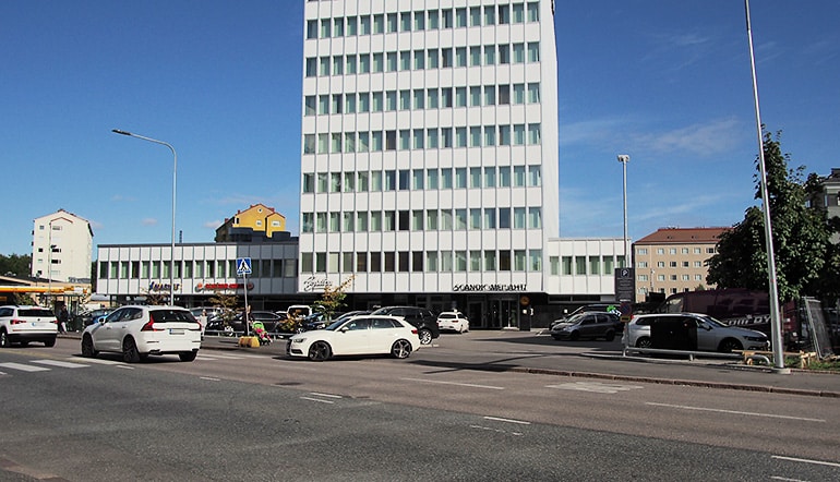 P-Auratalo Helsinki Scandic Meilahti, asfaltoitu parkkialue hotellin edessä
