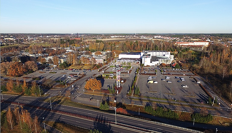 P-Caribia Turku, ilmakuvassa kaupunkinäkymää, sekä hotelli ja sen edustalla oleva parkkialue