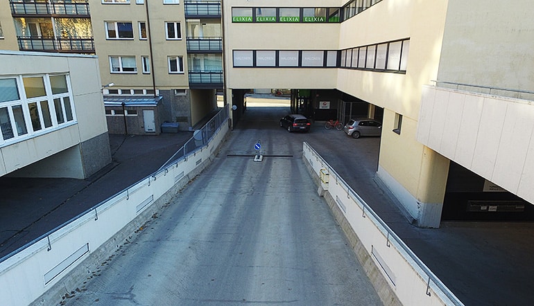 P-Centrum Turku, näkymä sisään- ja ulosajorampin yläosasta liikerakennusten välistä porttikongin kautta kadun suuntaan