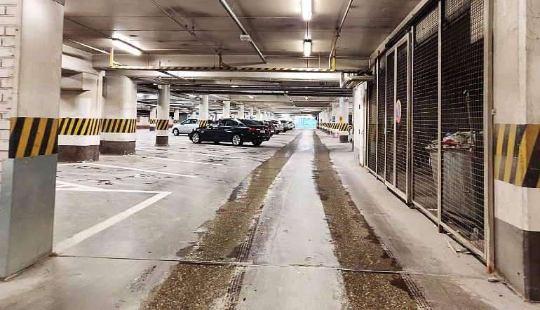 P-Citymarket Vaasa, autoja pysäköintihallissa