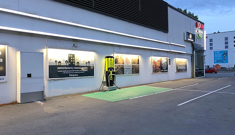 P-Citypiha Seinäjoki, sähköautojen latauspiste parkkipaikalla rakennuksen vierellä (vihreä)