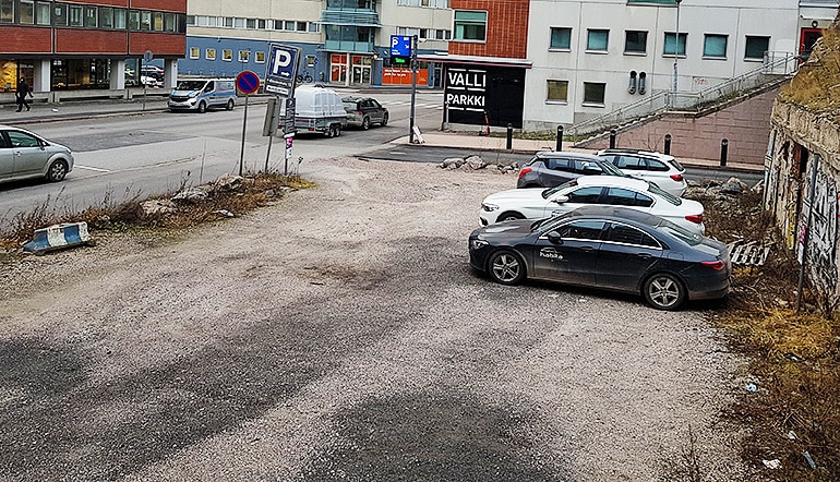 P-Elimäenkatu 15 Helsinki, näkymä parkkipaikalle ja kadulle, sekä Valliparkin hallin sisäänajo