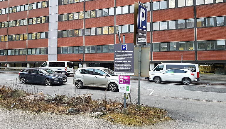 P-Elimäenkatu 15 Helsinki, katu parkkipaikan edessä, jossa näkyy autoja ja taustalla toimistorakennus