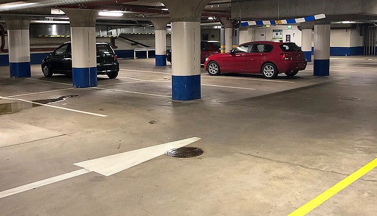 P-Epstori Seinäjoki, autoja parkkihallissa