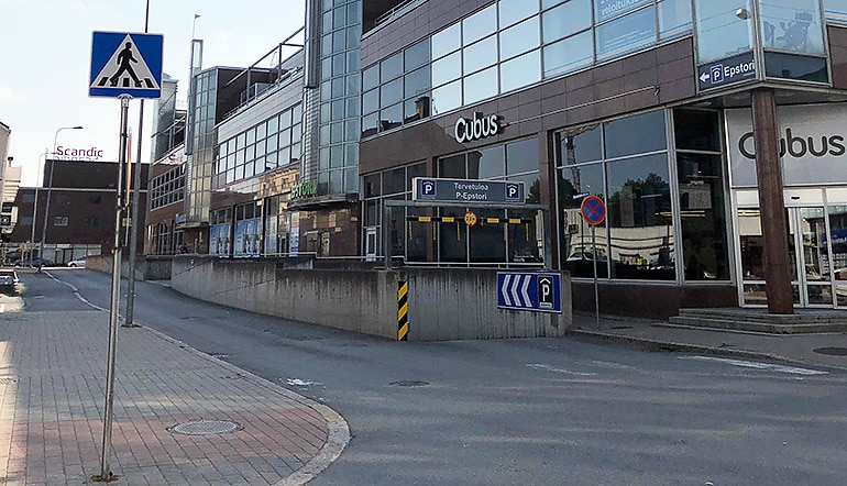 P-Epstori ja P-Cityravintolat Seinäjoki, ramppi pysäköintihalleihin liikerakennusten välistä