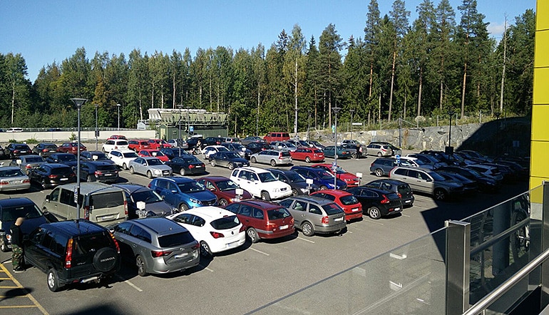 P-Finnmedi Tampere, autoja asfaltoidulla pysäköintialueella