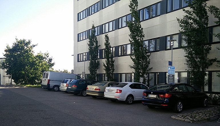 P-Finnmedi Tampere, pysäköintipaikka liikerakennuksen edessä