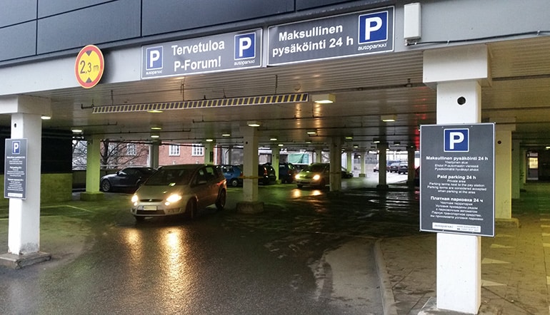 P-Forum Mikkeli, autoja parkkialueen katetussa osassa