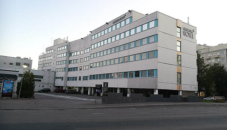 P-GreenStar Hotel Lahti, näkymä hotellin pihalle kadulta