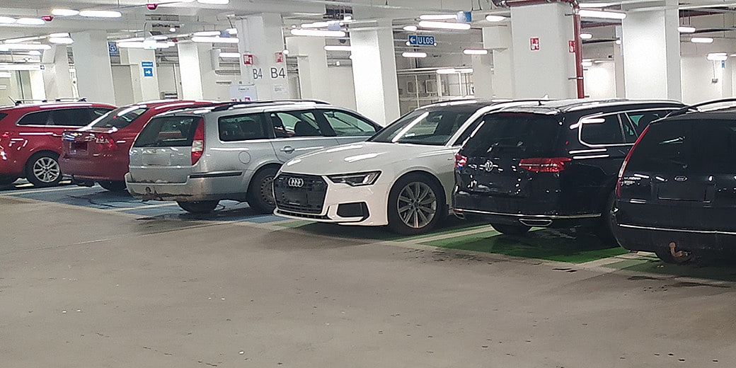 P-Halli TAYS Tampere, autoja pysäköintihallissa