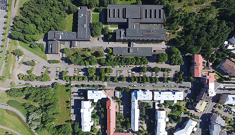 P-Hammasklinikka Helsinki, ilmakuva suoraan parkkipaikan ja rakennusten yläpuolelta