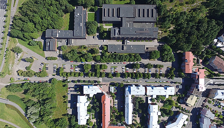P-Hammasklinikka Helsinki, ilmakuva suoraan parkkipaikan ja rakennusten yläpuolelta