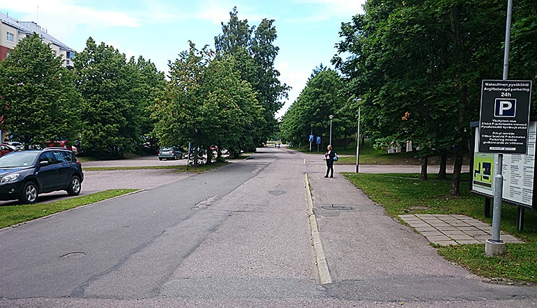 P-Hammasklinikka Helsinki, katu ja pysäköintipaikka puiden keskellä