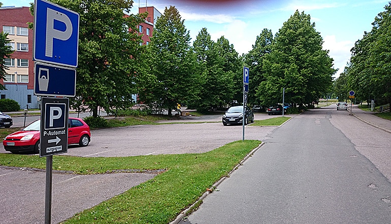 P-Hammasklinikka Helsinki, asfaltoitu pysäköintialue puiden keskellä