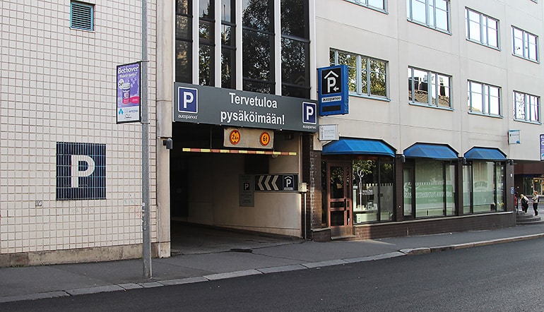 P-Hannikaisenkatu Jyväskylä, sisäänajon porttikäytävä liiketilarakennuksessa kadulta katsottuna