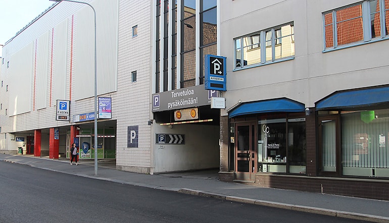 P-Hannikaisenkatu Jyväskylä, sisäänajon porttikäytävä liiketilarakennuksessa kadulta katsottuna