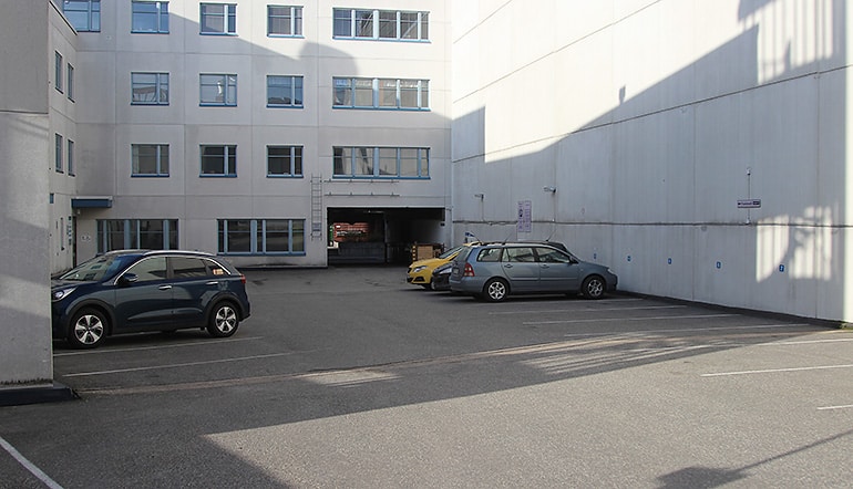 P-Hannikaisenkatu Jyväskylä, asfaltoitu pysäköintialue sisäpihalla porttikongin suuntaan katsottuna