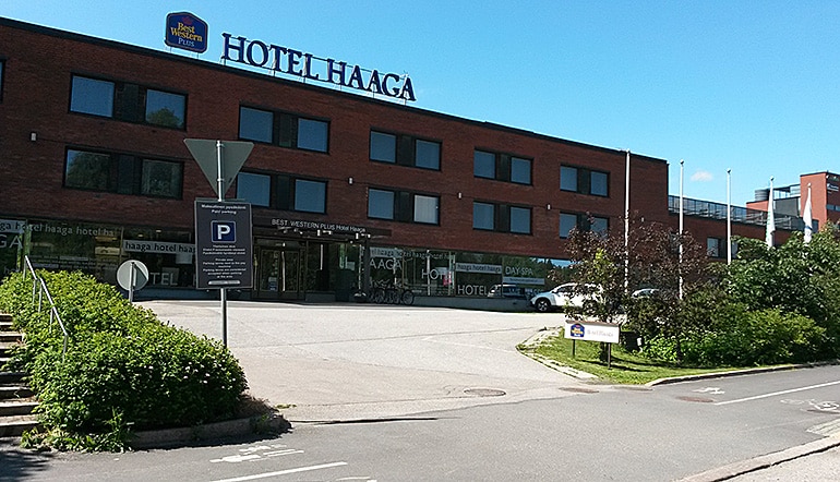 P-Hotelli Haaga Helsinki, sisäänajo hotellin asfaltoidulle piha-alueelle