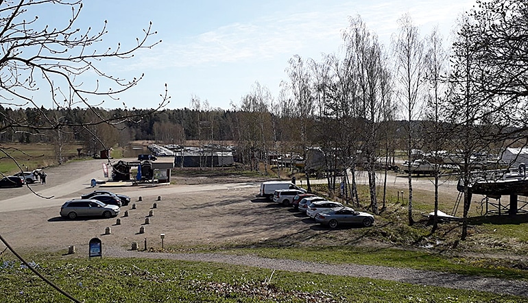 P-Joensuun tila Söderkulla Sipoo, puistomaisen alueen ympäröimä pysäköintialue