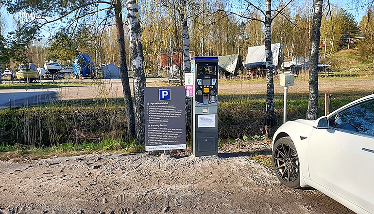 P-Joensuun tila Söderkulla Sipoo, Metric-maksuautomaatti parkkialueen reunalla