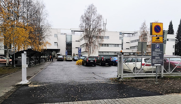 P-Joensuun virastotalo Joensuu, sisäänajo alueelle 2 Torikadulta, näkymä parkkipaikalle, jonka taustalla on matalia kerrostaloja