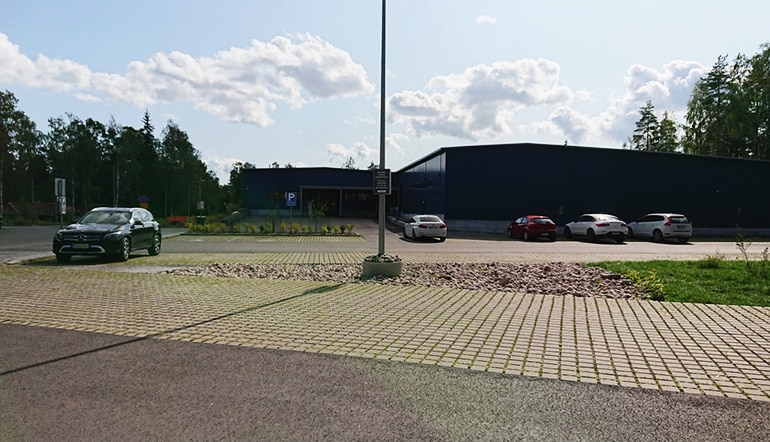 P-Kaarelan jäähalli Helsinki, asfaltoitu parkkipaikka matalan rakennuksen edessä