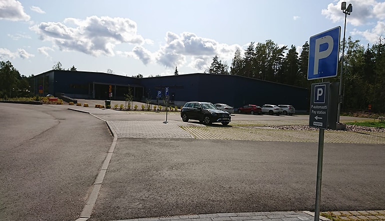 P-Kaarelan jäähalli Helsinki, henkilöauto asfaltoidulla parkkipaikalla