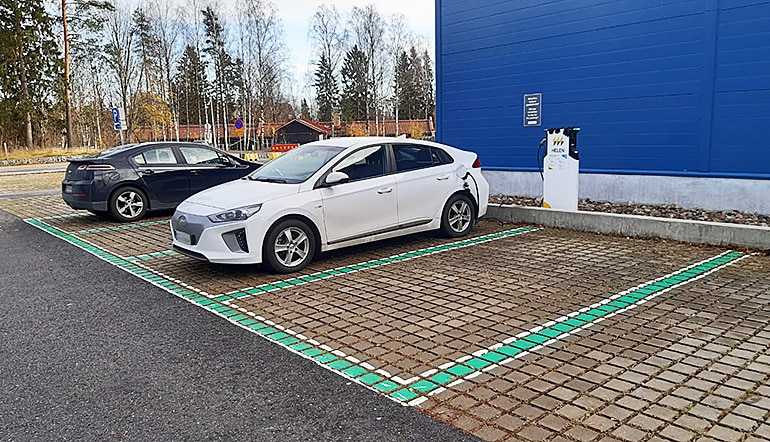 P-Kaarelan jäähalli Helsinki, sähköauto ja latauspaikat parkkipaikalla