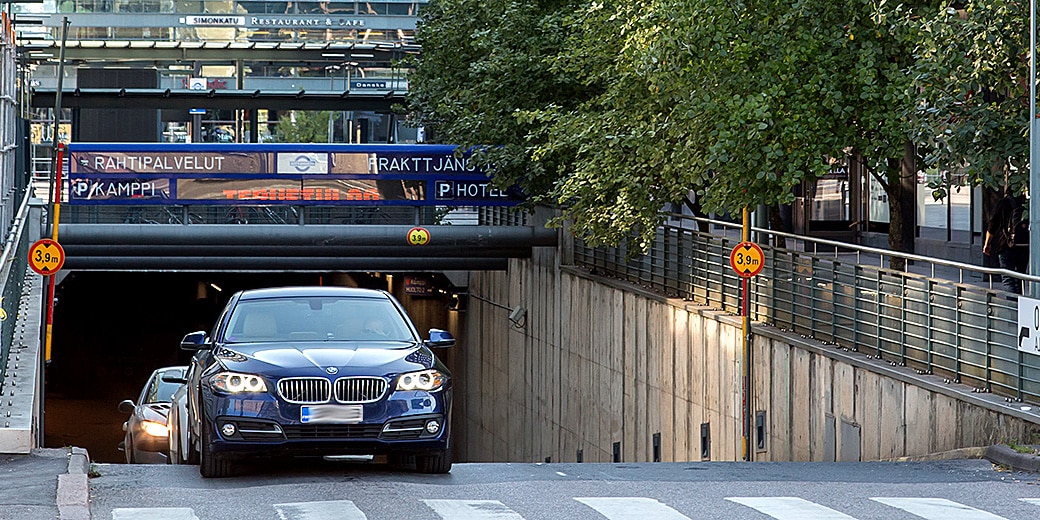 P-Kamppi Helsinki, sisäänajoramppi parkkihalliin hotellin vierestä