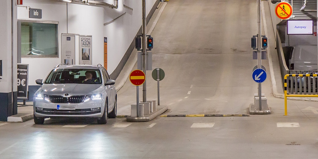 P-Kamppi Helsinki, sisään- ja ulosajo parkkihalliin sisäpuolelta katsottuna