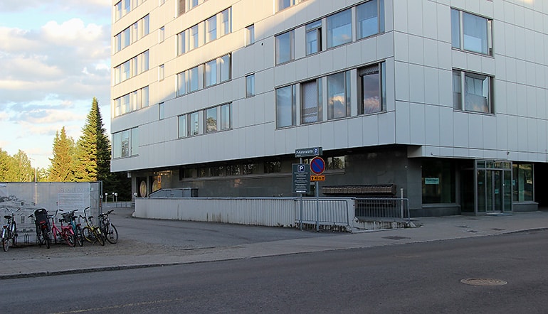 P-Kanavaranta Joensuu, sisäänajo pysäköintialueelle toimistorakennuksen vierestä Rantakadulta katsottuna