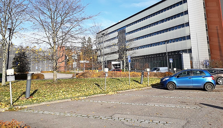 P Karaportti 5 Espoo, asfaltoitu parkkialue kerrostalorakennuksen edessä