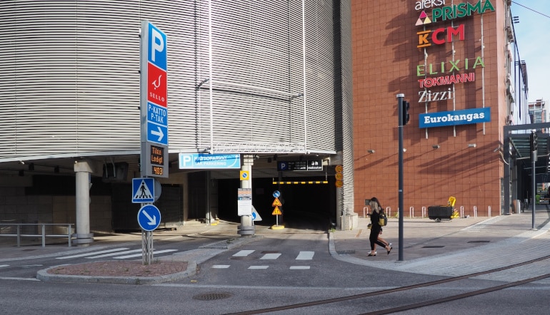 P-Kattoparkki Espoo, sisäänajo parkkialueelle kauppakeskuksen seinustalla kadulta katsottuna