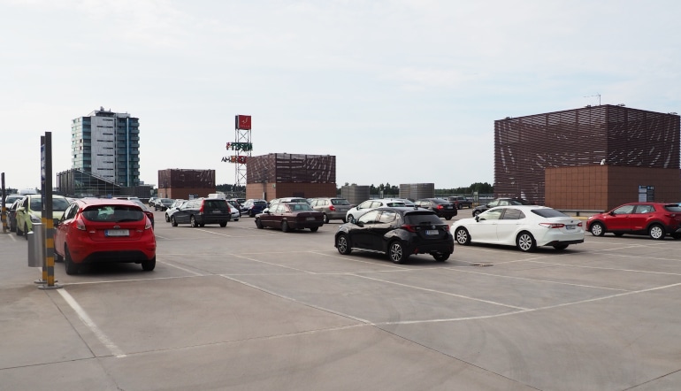 P-Kattoparkki Espoo, autoja pysäkönitipaikoilla