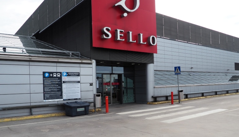 P-Kattoparkki Espoo, sisäänkäynti parkkipaikalta kauppakeskukseen